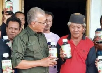 Wakil Ketua DPRD Kaltim Silaturahmi ke Petani di Tenggarong, Salurkan Bantuan Pupuk Cair