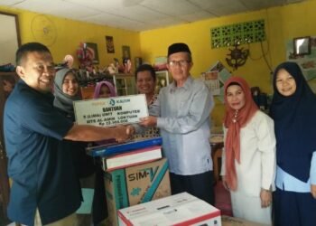 Pupuk Kaltim Beri Buku untuk Warga Guntung, Tanamkan Budaya Gemar Membaca