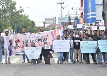 Aksi Tolak RUU Penyiaran di Jalan, Gabungan Wartawan dan Pegiat Media Sosial di Bontang Dijaga Puluhan Anggota Polisi