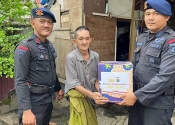 Batalyon A Pelopor Satbrimob Polda Kaltim Laksanakan Program Jumat Berkah untuk Warga Balikpapan Kurang Mampu