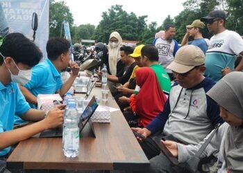 Jemput Bola Aktivasi IKD, Disdukcapil Bontang Sasar Pengunjung Sunday Market PKT