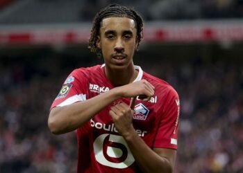 Manchester United Amankan Leny Yoro, Proses Transfer Memasuki Tahap Akhir