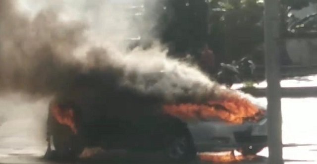 Mendadak Setop di Jalan, Mobil di Balikpapan Hangus Terbakar