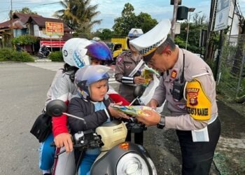 Polres Bontang Bagikan 100 Suvenir kepada Pengendara Taat Lalu Lintas
