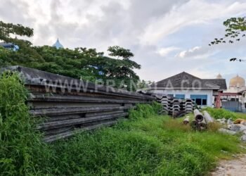 Faisal Desak Pemkot Pindahkan Tumpukan Tiang Pancang di Belakang Eks Kantor Uji Kir Lok Tuan, Bontang