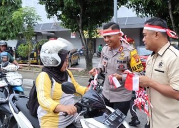 Semarak HUT Kemerdekaan RI di Bontang, Polisi Bagikan Bendera dan Bingkisan