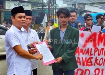 Anggota DPRD Bontang Turun Langsung Temui Massa Aksi Putusan MK