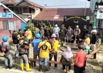 Aksi Rutin Remaong Kutai Berjaya, Bersihkan Sampah hingga Parit di Kampung Guntung Bontang