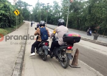 Aksi Simpatik Personel Polres Bontang, Bantu Pengendara Mogok di Jalan Cipto Mangkusumo