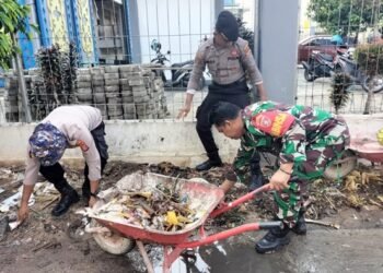 Kodim 0908 Bontang Gelar Karya Bakti Sambut HUT ke-79 TNI, Bersihkan Masjid Tua hingga Pasar