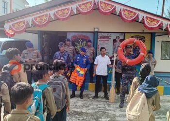 Polairud Polres Bontang Kenalkan Peralatan Polisi Perairan kepada Siswa SD Muhammadiyah
