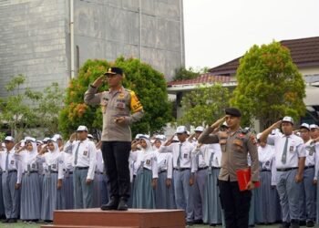 Upacara di SMA Negeri 1 Bontang, Kapolres Ajak Bijak Bermedia Sosial dan Disiplin Berlalu Lintas