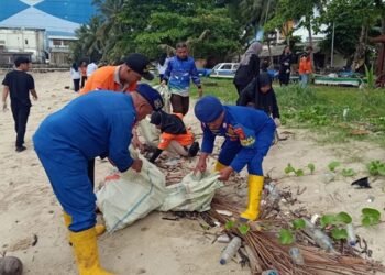 Bersih-Bersih Pantai Segara Balikpapan, Kolaborasi Polisi dan Mahasiswa Jaga Lingkungan