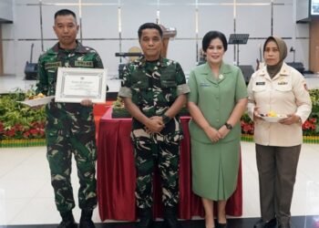 Kodim 0908/Bontang Bangga, Serda Hendro Terima Penghargaan dari Danrem 091/ASN