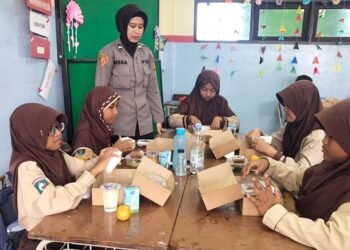 Anggaran Makan Gratis di Bontang Bisa Tembus Rp10,11 Miliar per Bulan Kaltim Mulai Implementasi Program Makan Bergizi Gratis di Tiga Wilayah Program Makan Bergizi Gratis Dimulai Januari 2025, Tiap Anak Dijatah Rp15 Ribu, Fokus Nutrisi Lokal Menanti Arahan Pusat, Balikpapan Kaji Sumber Anggaran untuk Makan Siang Gratis Sekolah