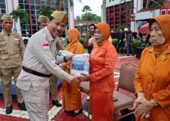 Peringati Hari Pahlawan 2024, Kukar Gelar Upacara Bendera dan Berikan Bantuan untuk Janda Veteran