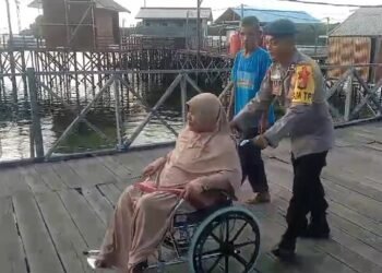 Dedikasi Polairud Bontang Bantu Ibu Sakit ke TPS Pemilu dengan Kursi Roda