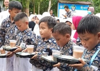 Kaltim Kebut Pembangunan 230 Dapur Gizi, Ajak Investor Dukung Program Makan Bergizi Gratis Kaltim Targetkan 371 SPPG, Anak Sekolah jadi Prioritas Balikpapan Butuh 30 Dapur Makan Gratis, 3 Lahan Sudah Disiapkan 12 Sekolah di Kawasan IKN jadi Lokasi Uji Coba Program Makan Bergizi Gratis
