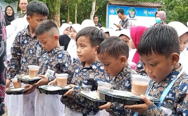 Kaltim Kebut Pembangunan 230 Dapur Gizi, Ajak Investor Dukung Program Makan Bergizi Gratis Kaltim Targetkan 371 SPPG, Anak Sekolah jadi Prioritas Balikpapan Butuh 30 Dapur Makan Gratis, 3 Lahan Sudah Disiapkan 12 Sekolah di Kawasan IKN jadi Lokasi Uji Coba Program Makan Bergizi Gratis