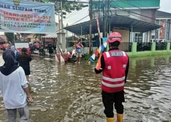 Brimob Polda Kaltim Turun ke Lokasi Banjir, Bantu Warga Samarinda