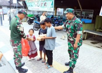 Kodim 0908/Bontang Bagikan Nasi Kotak dalam Program “Jumat Berkah”