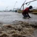 Nelayan Pangkep Tak Perlu ke Darat, Urus E-Pas Kecil Kini Gratis di Pulau Balang Lompo Pasang Laut 3,1 Meter Berpotensi Terjadi di Kaltim, Tambak Warga Terancam Rusak Air Laut Naik 2,9 Meter, Warga Pesisir Kaltim Diminta Siaga Banjir Rob Waspada! Pasang Laut 2,8 Meter Bisa Ganggu Aktivitas Warga Kaltim