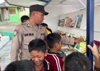 Tanamkan Minat Baca Sejak Dini, Polsek Bontang Selatan Gelar Bentor Cerdas dan Perpustakaan Keliling