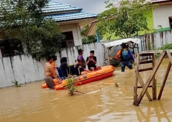 Banjir di Sangatta Meluas, Warga Mulai Dievakuasi dengan Perahu Karet