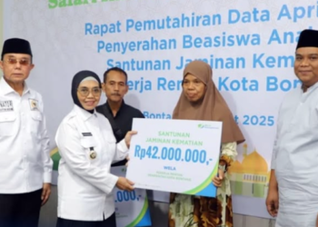 Lindungi Pekerja Rentan, Wali Kota Bontang Salurkan Santunan dan Beasiswa