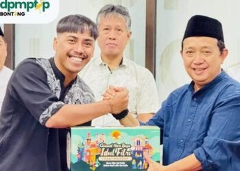 Momentum Ramadan, DPMPTSP Bontang Berbagi Kebahagiaan dengan TKD, Petugas Kebersihan, dan Sekuriti