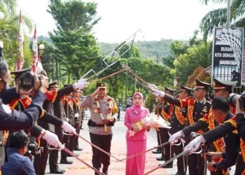 Tari Tradisional hingga Pedang Pora Warnai Penyambutan Kapolda Kaltim Baru