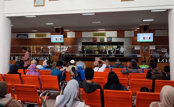 THR ala Pemprov Kaltim: Relaksasi Pajak Kendaraan Raup Rp11 Miliar Sehari Diserbu Warga Samarinda, Program Pemutihan Pajak Kendaraan Kaltim Ramai sejak Hari Kedua