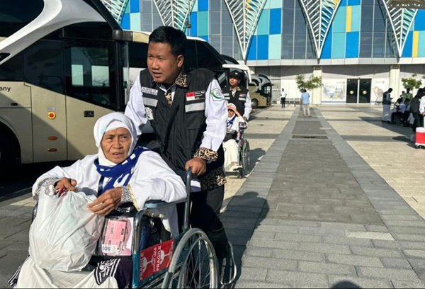 Kuota Haji Kaltim Bertambah 603 Orang, Antrean Menyusut jadi 26 Tahun 1.218 Jemaah Haji Kaltim Dinyatakan Sehat, 15 Persen Risiko Tinggi 45 Persen Jemaah Haji Embarkasi Balikpapan Lansia, Tertua Berusia 101 Tahun