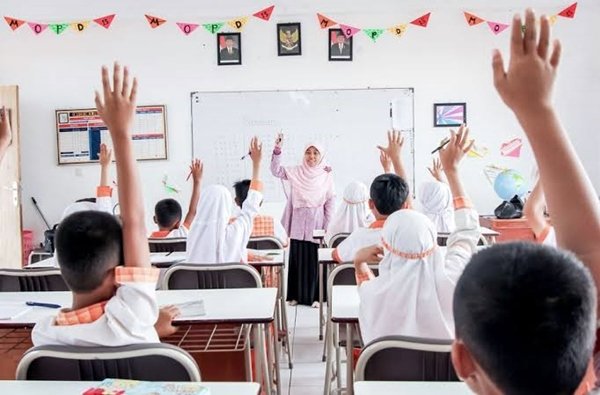 Bontang Buka Rekrutmen 65 Guru Pengganti, Ini Jadwal dan Formasinya Ancaman PHK Guru Non-ASN, Kaltim Siapkan Skema Bayar per Jam Sektor Pendidikan di Kaltim Kehilangan 22 Ribu Pekerja, Pertambangan Melesat