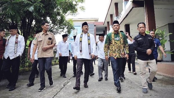 Sekolah Rakyat Butuh Rp 2,3 Triliun, DPR Ingatkan Belum Disetujui Mensos Tinjau SMAN 16 Samarinda, Calon Lokasi Sekolah Rakyat Berasrama