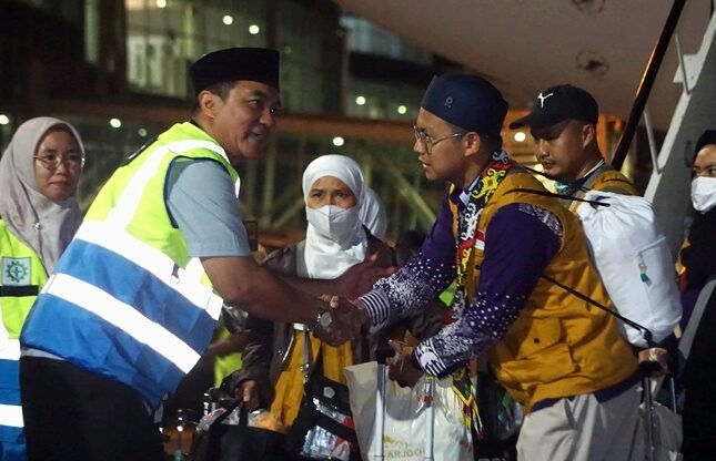 4 Calon Jemaah Haji Balikpapan Batal Berangkat, Tersandung Syarat Kesehatan Menag Wacanakan Haji dan Umrah lewat Jalur Laut: Akses Lebih Luas, Biaya Lebih Terjangkau 360 Jemaah Haji Kloter Pertama Tiba di Balikpapan, Semua Selamat