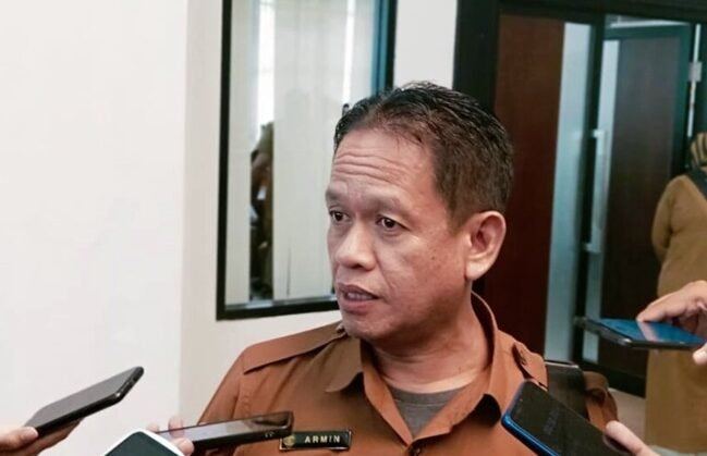 77 Sekolah di Kaltim Terapkan Sistem Bilingual Mulai Tahun Ajaran Baru Plt Kepala Disdikbud Kaltim, Armin Disdikbud Kaltim Tegas! Sekolah Tak Boleh Lagi Jual Seragam Armin, Pelaksana Tugas Kepala Disdikbud Kaltim, Disdikbud Kaltim: Sekolah Negeri Bisa Terima Siswa Melebihi Kuota