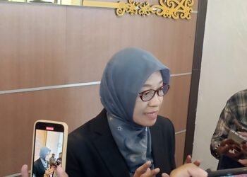 Mobil Operasional Gubernur Rp8,5 Miliar, Sekda Kaltim Sebut Dukung Mobilitas di Medan Berat APBD Kaltim 2026 Dikebut, OPD Wajib Entri Anggaran sebelum 6 Januari Guru dan Nakes Non-ASN di Kaltim Terancam Tanpa Skema P3K Paruh Waktu APBD Kaltim 2026 Terancam Susut Rp5 Triliun Akibat Pemangkasan DBH Sekda Kaltim Dipanggil Kejati Terkait Dugaan Korupsi Dana Hibah DBON Rp100 Miliar