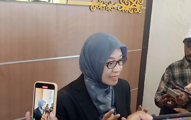 Mobil Operasional Gubernur Rp8,5 Miliar, Sekda Kaltim Sebut Dukung Mobilitas di Medan Berat APBD Kaltim 2026 Dikebut, OPD Wajib Entri Anggaran sebelum 6 Januari Guru dan Nakes Non-ASN di Kaltim Terancam Tanpa Skema P3K Paruh Waktu APBD Kaltim 2026 Terancam Susut Rp5 Triliun Akibat Pemangkasan DBH Sekda Kaltim Dipanggil Kejati Terkait Dugaan Korupsi Dana Hibah DBON Rp100 Miliar