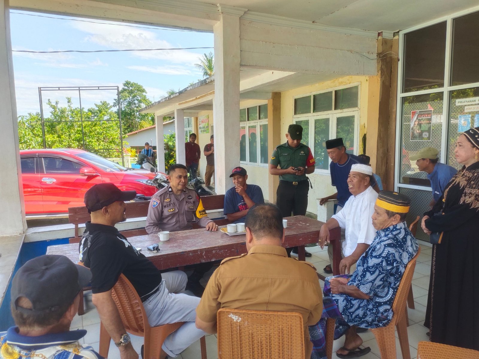 Mediasi sengketa tanah antara dua warga di Dusun Alekarajae, Desa Padang Lampe, Kecamatan Ma’rang, Kabupaten Pangkep, Senin (7/7/2025).