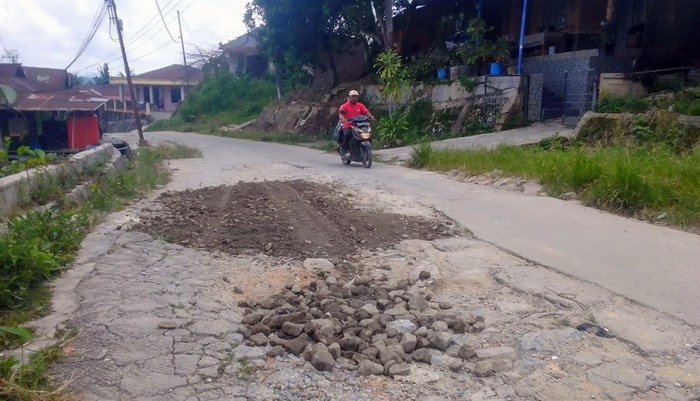 Kutim Minta Bontang Setop Layanan Administrasi di Sidrap Setelah Putusan MK, Kutim Pilih Fokus Bangun Kampung Sidrap daripada Berdebat MK Putuskan Sidrap Milik Kutim, Pemkab Janji Genjot Pembangunan Besok Gubernur Kaltim Sambangi Sidrap, Bontang Siap Dampingi Tim Survei Wahai Pak Gubernur Kaltim! Ini Curhatan Warga Sidrap: Masuk Kutim, Tapi Sekolah dan Berobat ke Bontang