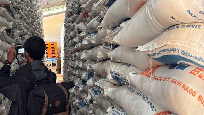 Stok Beras di Kaltim Aman hingga 3 Bulan, Bulog Tambah Pasokan 17 Ribu Ton Pasokan 42 Ton per Hari, Balikpapan Siap Jalankan Program Pangan Murah Stok Beras di Balikpapan Aman, Distribusi Sempat Tersendat Harga Beras di Mahulu Tembus Rp1,3 Juta, Pemprov Kaltim Kirim 68 Ton Bantuan