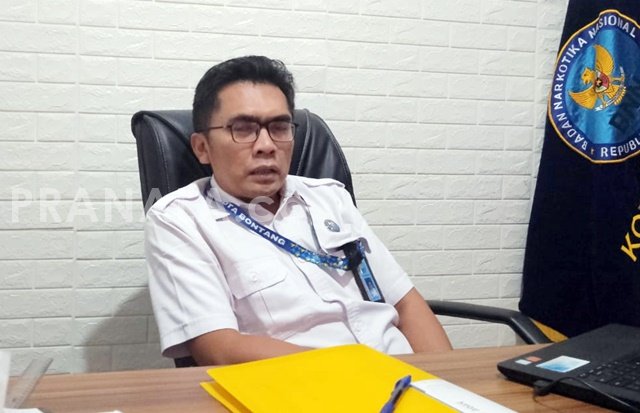 Surat Bebas Narkoba jadi Syarat Sekolah, BNNK Bontang Khawatir Hanya Formalitas Nestapa Pelajar SMK Bontang jadi Pengedar Narkoba, BNN Sentil Pola Asuh Remaja 14 Tahun di Bontang Terjerat Sabu, Kasus Terungkap dari Pencurian di Rumah Sendiri Kejadian Sopir Travel Positif Sabu, Bontang Perketat Pengawasan Jelang Mudik BNNK Bontang: Guntung dan Tanjung Laut Indah Masuk Zona Rawan Narkoba BNN Bontang Bongkar Pola Baru Bandar Narkoba yang Sasar Dunia Pendidikan