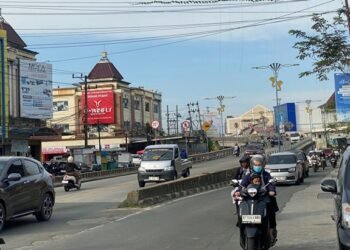 Bikin Resah! Flyover Juanda Samarinda Dilewati Truk Bermuatan Besar Malam Hari