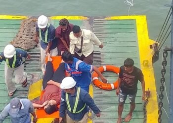 Detik-Detik Penumpang Kapal Ferry Goropa Lompat ke Laut di Pelabuhan Penajam KaltimDetik-Detik Penumpang Kapal Ferry Goropa Lompat ke Laut di Pelabuhan Penajam Kaltim