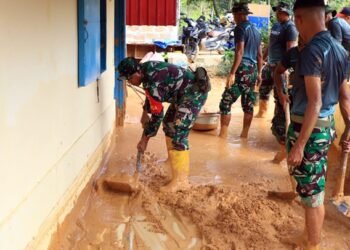TNI dan Warga Gotong Royong Bersihkan Rumah Terdampak Longsor di Bontang