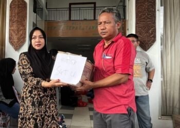 1.682 KK Terdampak Banjir di Sangatta Utara Terima Bantuan Sembako1.682 KK Terdampak Banjir di Sangatta Utara Terima Bantuan Sembako