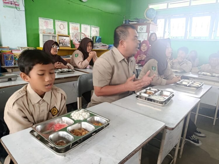 Dua Dapur MBG Bontang Kembali Dua Dapur MBG Bontang Kembali Beroperasi, Tujuh Segera Menyusul Beroperasi, Tujuh Segera Menyusul Sidak MBG di SD Bontang Selatan, Wawali Pastikan Makanan Aman dan Higienis