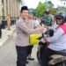 Polsek Bontang Barat dan Kelurahan Gunung Telihan Bagi-Bagi Takjil, Warga Antusias Sambut Ramadan