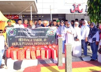 Kodim Bontang dan HMP Parepare Bagi-Bagi Takjil Gratis